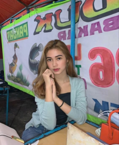Nikmatnya Basah Diranjang
