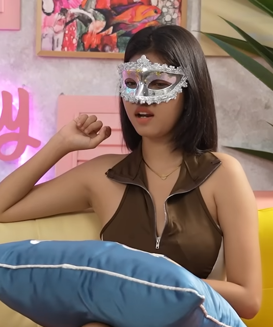Model Pakaian Renang Digoda Sutradara dan Crew