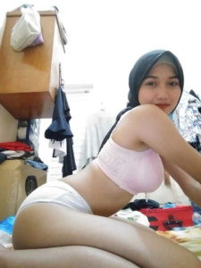 Nikmatnya Basah Diranjang