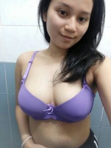 Nikmatnya Basah Diranjang
